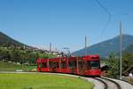 Tw.326 hat auf dem Weg nach Innsbruck soeben Fulpmes verlassen und befährt die serpentinenförmig angelegte Strecke, um den im Hintergrund erkennbaren höhergelegenen Ort Telfes zu erreichen. (09.09.2020)