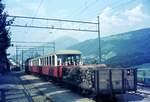 Stubaitalbahn__Jetzt stimmt die Ordnung wieder, 3x-G-Wagen Nr.28 von 1912 steht nach etwas aufwendigem Umsetzmanöver am Ende des Zuges in Fulpmes.