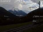 N81 der Stubaitalbahn passiert den Trenner, der etwa auf halbem Wege zwischen Luimes und Telfer Wiesen steht - im Hintergrunde zieht es zu, der Elfer ber Neustift ist noch gut zu sehen, whrend es