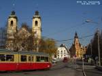 Stubaitalbahn klassisch trifft Stubaitalbahn neu - N82 auf dem Wege ins Stubai trifft N351, seinerseits fr die Stubaier vorgesehen, als Linie 1 in Wilten vor dem Betriebshof der IVB, ehe er