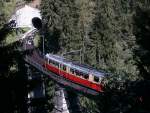 Triebwagen der Stubaitalbahn talwrts unterwegs auf der Mutterer Brcke, 22.8.2004