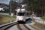 Triebwagen 81 der Stubaitalbahn fhrt am 05.04.09 in den Bahnhof Hlltal ein.