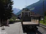 Haller Triebwagen von der Hand der Grazer Waggonfabrik vorm. J. Weitzer, hier zu sehen N3, heute Arbeitsfahrzeug der Innsbrucker Verkehrsbetriebe, steht sonntags in der Telfer Mittagssonne. Mit der Lore wird vor allem Schotter gefahren, es werden beide Weichen in Telfer Wiesen und etliche hundert Meter Strecke ausgetauscht. Hier im Telfer Bahnhof lagert der Vorrat, der verbaut wird. Im Hintergrunde wieder der Stubaier Gletscher. Anfang September 2009 kHds