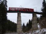 Stubaitahlbahn  Zug  auf Mhlgrabenviadukt.05.02.2010