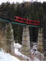 Stubaitalbahn Triebwagen auf Mhlgrabenviadukt.05.02.2010