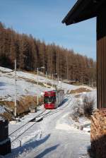 Die talwrts fahrende IVB 354 hat die Station Luimes am 04.01.2011 erreicht, die hier planmige Kreuzung entfiel wegen Versptung des Gegenzuges, gekreuzt wurde in der Station Telfer Wiesen.