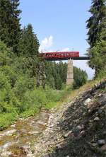 ber den kleinen aber reienden Mhlbach fhrt ein IVB-Flexity Outlook Triebwagen auf der Stubaitalbahn Richtung Fulpmes.