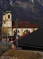 Der erste Trenner auf der Stubaier Strecke, im Hintergrunde die Wiltener Basilika von der groen Hand des Franz de Paula Penz. Der scharfe Beobachter erkennt die Speiseleitung des Remisenvorplatzes der Tiroler Museumsbahnen, die heute die frhere Remise der Stubaitalbahn bewohnen. 17. Feber 2007 kHds