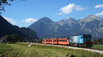 Die D 16  Greifvogelvorführung Mayrhofner Bergbahnen  unterwegs mit dem R 151 von Jenbach nach Mayrhofen, aufgenommen bei Schlitters-Bruck am Ziller.