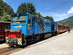 Die D 16  Greifvogelvorführung der Mayrhofner Bergbahnen (Ahornbahn)  der Zillertalbahn mit Regionalzug nach Jenbach.