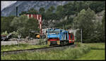 Ein mit der Mountopolis de4r Zillertalbahn bespannter Personenzug ist hier am Ortsrand von Jenbach am 28.5.2022 nach Mayerhofen unterwegs.