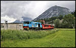 Die bunte Diesellok Mountopolis war am 28.5.2022 auf der Zillertalbahn im Einsatz.
Hier hat sie gerade mit einem Personenzug nach Mayerhofen den Ausgangsbahnhof Jenbach verlassen.