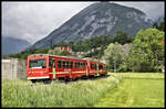 Ein Triebwagen der Zillertalbahn erreicht hier aus Mayerhofen kommend am 28.5.2022 um 10.40 Uhr den Ortsrand von Jenbach.