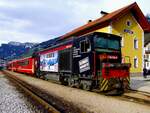 D15 schiebt mit  Schnee-Garantie  eine Zuggruppe aus dem Bhf. Zell/Ziller in Richtung Mayrhofen; 120410