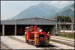 sterreichurlaub 2008 - Zillertalbahn: Die D12  Helli 1  fhrt nach den Rangierarbeiten mit ihrem Personal zu den nchsten Wagen.