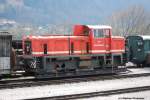 Die ihrer Achsen beraubte D9 von O&K der Zillertalbahn am Rande des Bahnhofs Jenbach am 05.04.09.