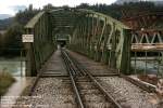 Nahe Rotholz quert die Zillertalbahn seit eh und je den Inn, um sich Jenbach zuzuwenden. Vorher noch war dort immer ein Bahnbergang, heute nicht mehr, weil man mit dem Austausch der Brcke eine kreuzungsfreie Fhrung fern vom Schlosse Rotholz mit einer neuen Brcke, die auch eine Straenverbindung (von der Pampa ber Umwege ins Gewerbegebiet) herstellt, angestrebt hat. Warum, werdet Ihr Euch fragen. Hm. In Jenbach sagte man wohl: Schwar zan sogn. Die Brcke im Vordergrunde steht heute nicht mehr, 21. September 2002