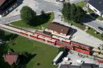 Zugkreuzung im Bahnhof Strass (i.Z.): Ein dreiteiliger VT trifft auf einen lokbespannten Zug.