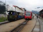 2 Generationentreffen im Bahnhof Zell am Ziller:moderner Wendezug in Fahrtrichtung Mayrhofen und Dampflok Nr.