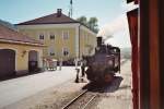 Die Dampflokomotive 3 der Zillertalbahn im Bahnhof Jennbach an   einem warmen Sommertag.