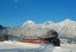   Die im Jahr 1909 gebaut Lok 4 der Zillertalbahn (ex J 83-076, seit 1994 bei der ZB) brachte am 27.12.2010 den Dampfzug 211 von Jenbach nach Mayrhofen.