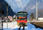 Lok D15 der Zillertalbahn beim Erreichen des Haltepunktes Fgen.