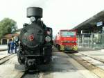 Schlepptenderlok Nr.4 steht vor ihrem Zug nach Mayrhofen/Zillertal zur Abfahrt bereit.Rechts die Diesellok D14 Jenbach 20.09.06