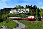 Nach dem Umspannen im Bahnhof Puchenstuben ging es zurück nach Winterbach. Die Teilnehmer der Fotofahrt konnten mit dem Blick auf das Hotel Restaurant Winterbach, in dem die meisten von ihnen auch untergebracht waren, bereits das erste Klassiker-Motiv auf der Mariazellerbahn umsetzen. Die Lokalität hat sich auf Eisenbahn-Fanatiker eingerichtet, das Essen wird einem mit einer Modellbahn von LGB an den Tisch gebracht (11. Mai 2019).