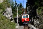 Erster Fotohalt war dann die 180-Grad Kurve etwas unterhalb von Winterbach, bei der die Mariazellerbahn einen Felseinschnitt durchfährt. Einmal mehr ist der mustergültige Erhaltungszustand der über 100 Jahre alten E-Lok und die Mühe lobenswert zu erwähnen, mit der man den Zug hinsichtlich der Beschriftung und dem Logo für diese Tour gestaltet hat (11. Mai 2019).