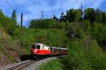 Unterhalb von Winterbach entstand am 11. Mai 2019 diese Aufnahme. Die 1099.14 kurvt mit ihren braunen Spantenwagen durch die ausgedehnten Laubwälder. Man beachte die auf diesem Streckenabschnitt als Oberleitungsmasten verbauten Stahlträger.  