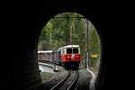 Eines meiner Lieblingsbilder von der gelungenen Fotofahrt vom 11. Mai 2019 mit der Mariazellerbahn: Unter fachkundiger Aufsicht konnten die Fotografen den Ameiskogeltunnel betreten und von dort aus die als 1099.14 beschriftete E14 mit ihrem Sonderzug auf dem Gösinggraben Viadukt fotografieren. Eine Perspektive, die man naturgemäß sonst nicht umsetzen kann. Interessantes Detail am Rande: Die 1099 raucht! Bei den Halten fiel mir auf, dass gelegentlich eine kleine Dampfwolke über der altehrwürdigen E-Lok steht. Dabei handelt es sich um Abluft aus der Vakuumpumpe für die Betriebsbremse Bauart Hardy. Aus dem Abluftstutzen der Vakuumpumpe tritt dann ein ölhaltiger Dampf aus. Dies ist auf dieser Aufnahme auch ganz gut zu erkennen.