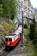 Aufnahmen in Hochformat gefallen mir normalerweise weniger und werden daher auch selten angefertigt. Am Reithmauertunnel auf der Mariazellerbahn zwischen Annaberg und Gösing bot sich diese Bildgestaltung jedoch am 11. Mai 2019 an, um den von der E14 der NÖVOG gezogenen Fotozug zu dokumentieren. Denn ob man an diese abgelegene Stelle noch einmal so leicht kommt und dann dort auch noch einen schönen historischen Zug ablichten kann, bleibt ungewiss. Jedenfalls kommt hier der alpine Charakter der elektrifizierten Schmalspurbahn eindrucksvoll zur Geltung.