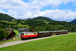 Am Wochenende 12-13. Juni war die Schmalspurtage auf der Mariazellerbahn. Die Programm ist immer eine Erlebnis, und Zeitreise.
Am Sonntag war die E14 (ex. ÖBB 1099 014) mit einem Sonderzug von St. Pölten nach Laubenbachmühle und zurück.
Hier bei der Hinfahrt kurz nach Kirchberg an der Pielach.