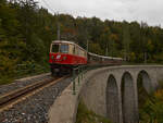 Am 29.09.2021 war NVOG E14 (als 1099.014 der BB) mit einem Personenzug auf dem Weg in Richtung St. Plten. Gerade wird der Saugrabenviadukt berquert (Fotohalt).