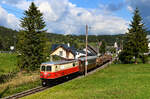 In Sankt Sebastian hat die Mariazellerbahn bereits die Landesgrenze überschritten und wir befinden uns im nördlichsten Ort der Steiermark. Dort konnte ich am 28. September 2021 erneut den im Rahmen einer Sonderfahrt verkehrenden Güterzug mit Personenbeförderung fotografieren. Es führte die in den Zustand der 1960-er Jahre zurückversetzte 1099.14 der NÖVOG.