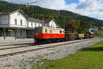 Die 1099.14 wartet mit ihrem Güterzug mit Personenbeförderung im Bahnhof Mariazell auf die Rückfahrt nach Winterbach.