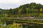 Der Lassingstausee wurde für das Wasserkraftwerk Wienerbruck angelegt. Dieses versorgt die Mariazellerbahn mit Strom. Am 28. September 2021 konnte ich dort die 1099.14 mit ihrem Sonderzug im der schon langsam Herbstfärbung zeigenden Landschaft fotografieren. Damit endete dann auch die gelungene Fotofahrt von Tanago, die gemeinsam mit den Mitarbeitern der NÖVOG mit viel Herzblut organisiert wurde. Auch wenn das Wetter wieder nicht mitgespielt hat, ein paar Aufnahmen sind doch dabei heraus gekommen. 