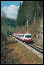 4090 001 erreicht am 14.04.2003 bald den Bahnhof Laubenbachmühle.