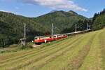 Kurz vor dem Bahnhof Annaberg-Reith an der Mariazellerbahn, bietet sich ein wunderbarer Blick auf den 1893 Meter hohen Ötscher.
Die 1099.11 und die 1099.14 fahren hier am 26.6.2023 im Zuge einer Fotofahrt der Fotoreisenveranstalter  Tanago  mit dem R80963 von Winterbach kommen in Richtung Mariazell.