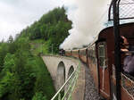 Vor ein paar Minuten ist der Dampfzug nach St. Pölten in Mariazell abgefahren. Wir rattern über Brücken und durch die wunderschöne Landschaft und geniessen die Fahrt im offenen Aussichtswagen trotz Regenwetter. Mariazell, 11.6.2023