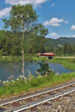 Am 26.6.2023 fährt der R80965 bespannt von 1099.11 und 1099.14 beim Lassingstausee vor einer Gruppe von Fotografen einer Fotoreise des Veranstalters  Tanago  von Annaberg kommend in Richtung