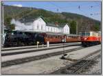 Dampflok Mh6 und E-Lok 1099.001 stehen im Bahnhof Mariazell.