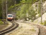 4090 002-9 erreicht hier nach der Durchfahrt einer Serie von Tunneln (insgesamt 5) seit der Abfahrt in Wienerbruck-Josefsberg den letzten Bahnhof auf niederösterreichischem Boden nämlich