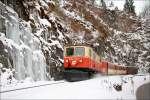 Vor einer imposanten Eiswand fhrt die 1099 011 mit dem Regionalzug 6811 von St.Plten nach Mariazell.