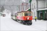 1099 004 mit R 6804 beim Halt im Bahnhof Laubenbachmhle.