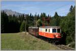 1099.011 zieht den R 6811 durch Wiesen & Wlder und ber Viadukte nach Mariazell, aufgenommen vor dem mchtigen tscher nahe der Haltestelle Erlaufklause.