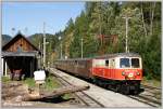 1099.011 fhrt mit dem Gsing-Pendler R 6855 ber die herbstliche Bergstrecke der Mariazellerbahn nach Mariazell.