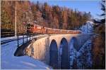 Mit den letzten Sonnenstrahlen des Tages berquerte die 1099 013 mit ihren 5 tscherbr-Waggons als R 6810 den Saugrabenviadukt kurz nach Annaberg.