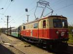 Die 1099.001-8 im Bahnhof von Hofstetten-Grnau, bunten Waggons vorgespannt, am frhen Nachmittag des 22.9.2010 Richtung St.Plten unterwegs gleicht mehr einem Bummelzug, als einem regulren