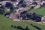 Der 850,50m hoch gelegene Bahnhof Mariazell von der 1626m hohen Gemeindealpe aus gesehen. Im Bahnhof steht in Richtung St. Plten die 1099 002 mit dem REX6814  Dirndltaler  und in Richtung Gusswerk die 1099 007 mit dem R6811 aus Gsing, welche nun auf den REX6810  tscherbr  wenden wird. Weiters erkennt man einen Zug der Museumstramway Mariazell. Bild vom 25.August 2012.